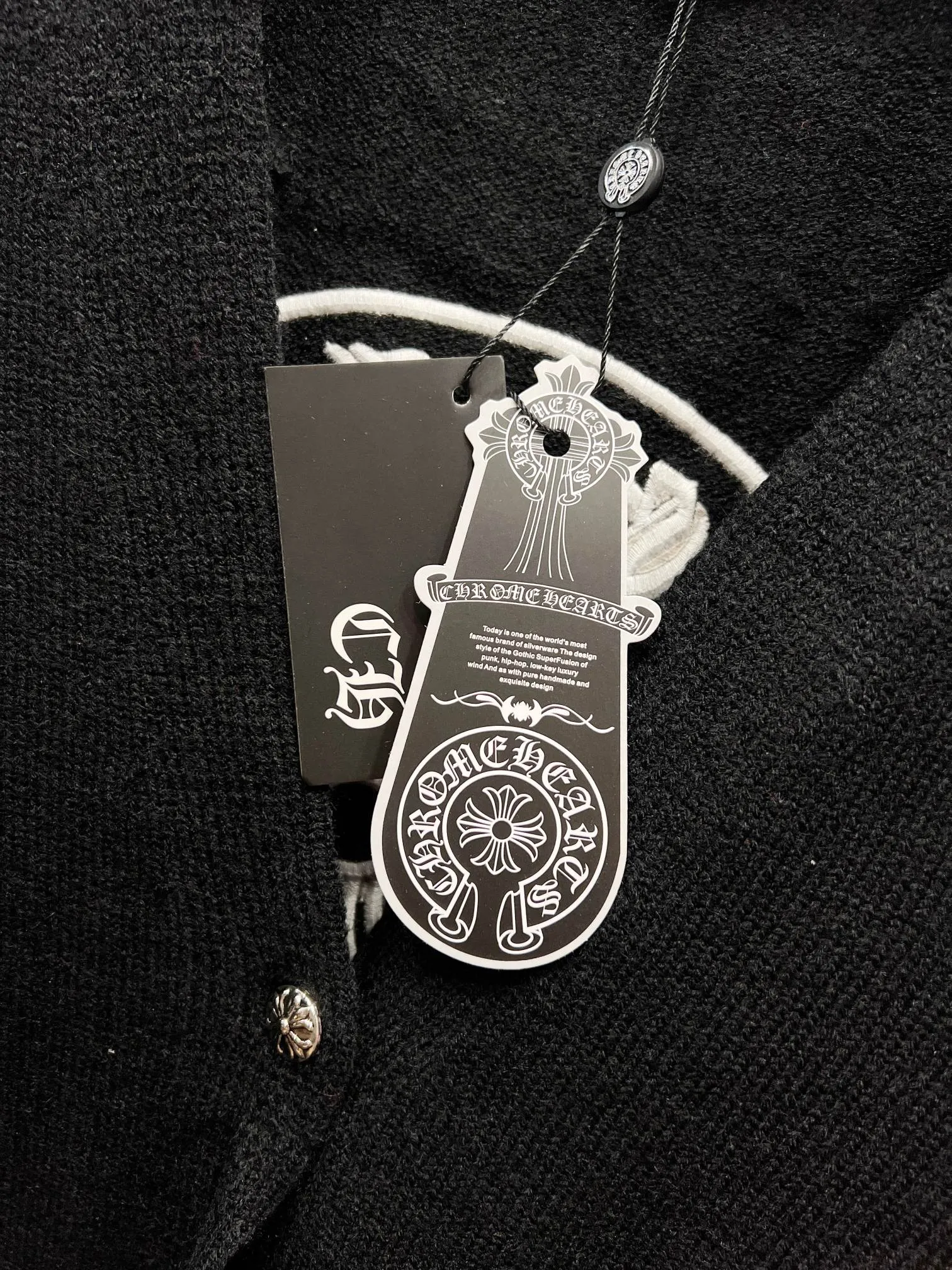 P250 model number: (Q031) -Chrome Hearts/Chrome Hearts colorful cross-veneer cardigan jacket sweater. High weight, high density and high quality. The wool is soft, delicate and skin-friendly. Soft and silky to the touch. Excellent warmth and skin-friendly properties. Custom-woven and dyed. No color difference. No matter the fabric or workmanship details, it is better than the ordinary version on the market. -The hardware zipper accessories are all customized and full of details. Crow autumn and winter super heavy embroidery ➕ positioning leather label long-sleeved knitted cardigan lazy outer wear mid-length sweater -Colour: black white Size: S M L